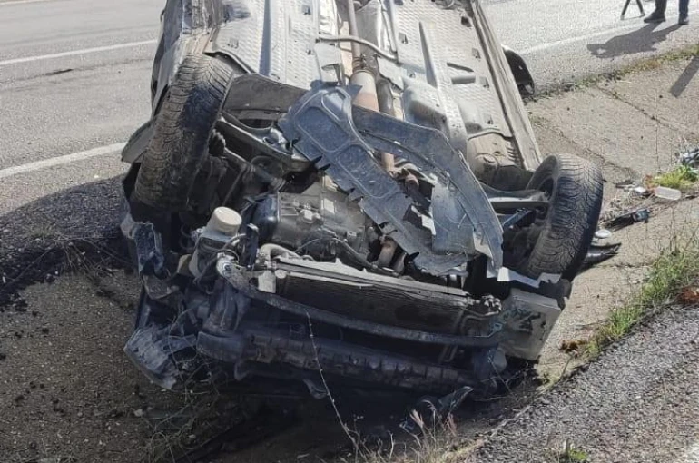 Takla atan otomobilden 2 kişi yaralı kurtuldu