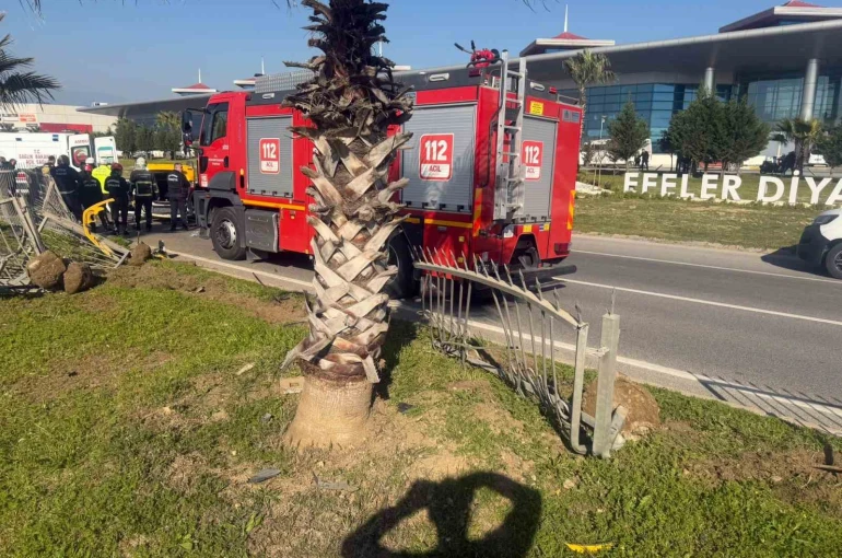 Taksi bariyerlere çarpıp takla attı: 2 yaralı