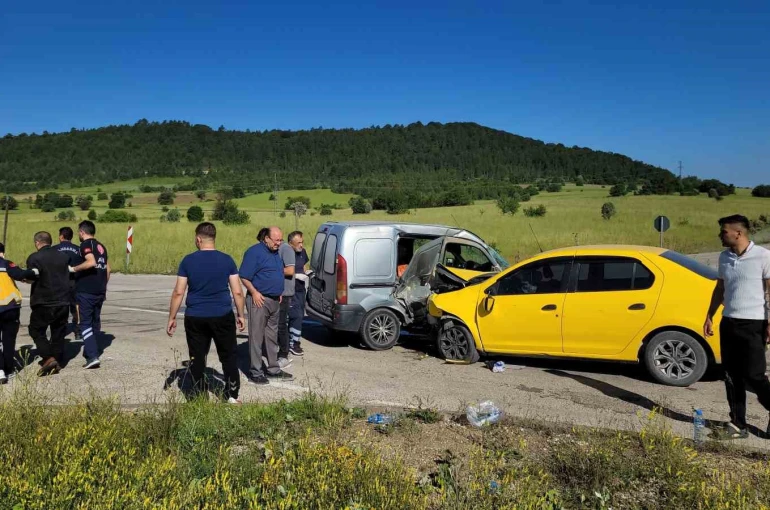 Taksi ile hafif ticari araç çarpıştı: 4 yaralı 