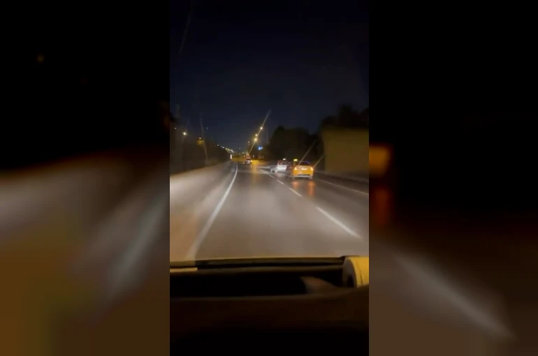 Taksiciler aracı kıskaca aldı, tehlikeli anlar kamerada
