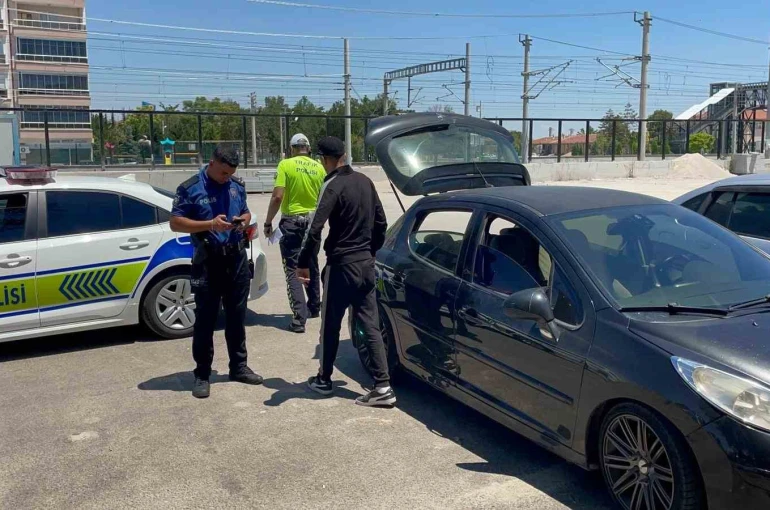 Taksiciler müşteri kılığına girdi, korsan taksiciyi yakalattı
