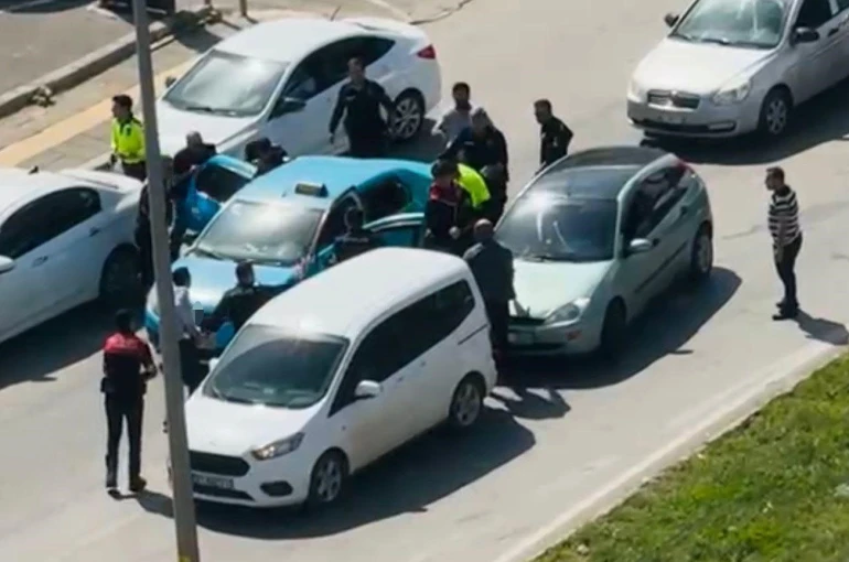 Taksiciyi rehin alıp, polisle çatışan şahıs yaşanan kovalamaca sonucu yakalandı 