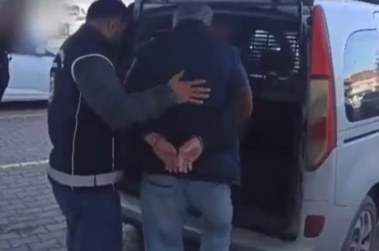 Taksiden yolcu yerine 3 kaçak göçmen çıktı 