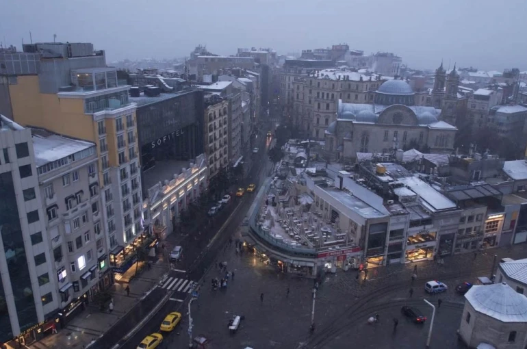 Taksim’de kar yağışı etkili oluyor 