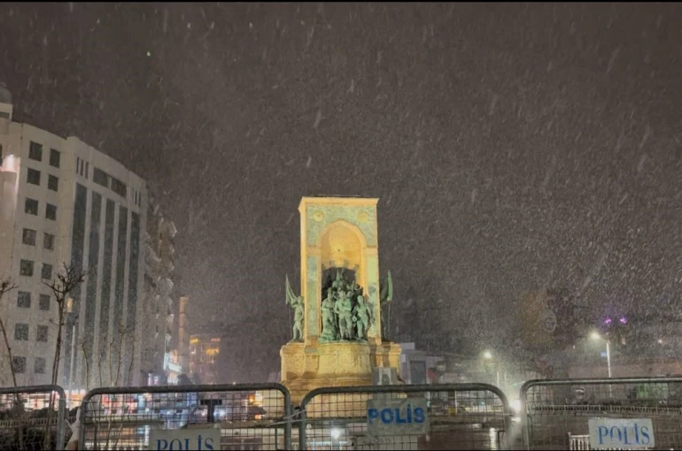 Taksim’de kar yağışı gece saatlerinde etkisini gösterdi 