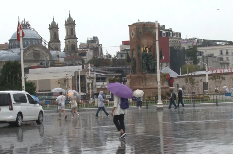 Taksim’de yağışlı hava etkisini sürdürüyor 