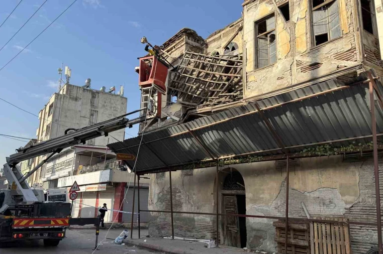 Tarihi binanın çatısı kısmen çöktü, ekipler çatıdaki tahtaları keserek önlem aldı 