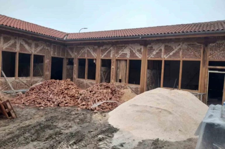 Tarihi Emet Hanı’nda restorasyon çalışmaları sürüyor 