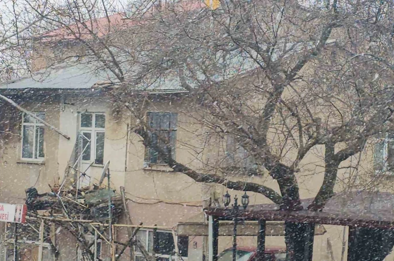 Tarihi Harput’ta nisanda kar sürprizi 