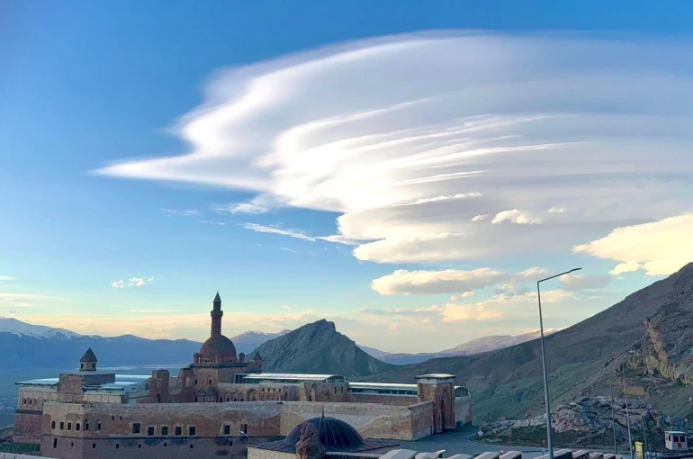 Tarihi İshak Paşa Sarayı, mercek bulutları altında göz kamaştırdı 