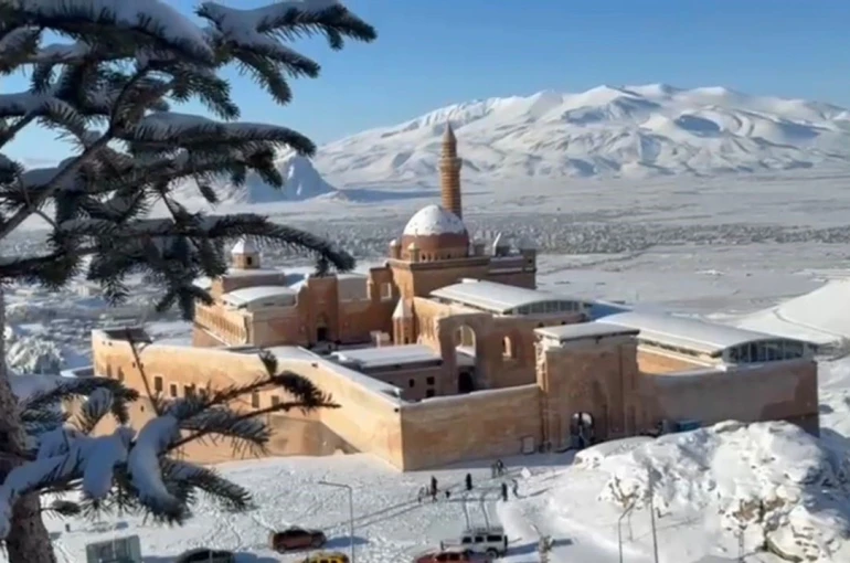 Tarihi İshak Paşa Sarayı’nda kış güzelliği büyülüyor 