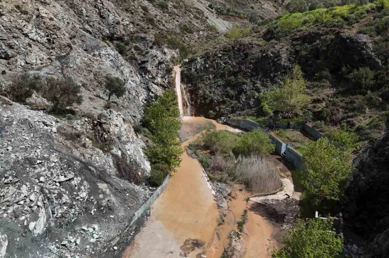 Tarihi kuraklıkla yok olan şelale, aşırı yağışlarla yeniden hayat buldu 