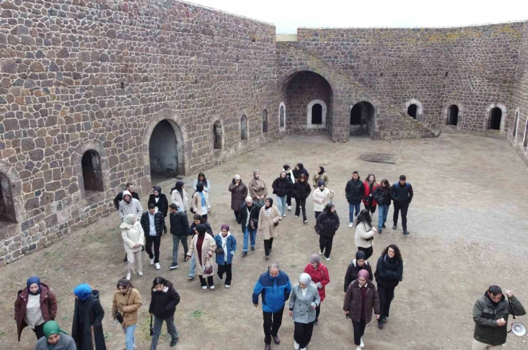 Tarihi mekanda öğrencilere ders