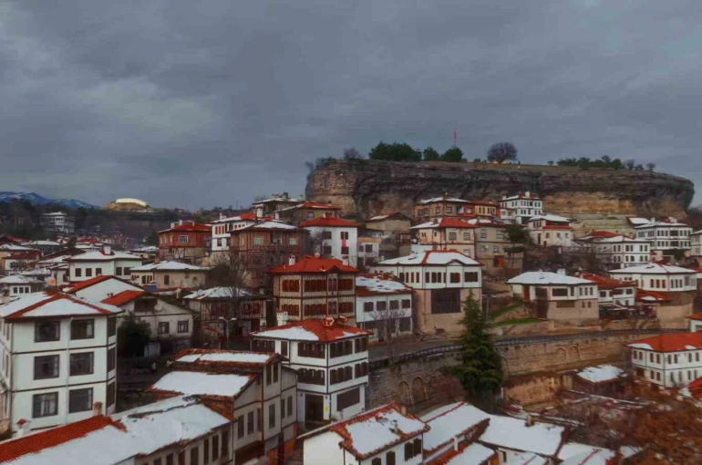 Tarihi Safranbolu evlerinde masalsı kış manzarası 