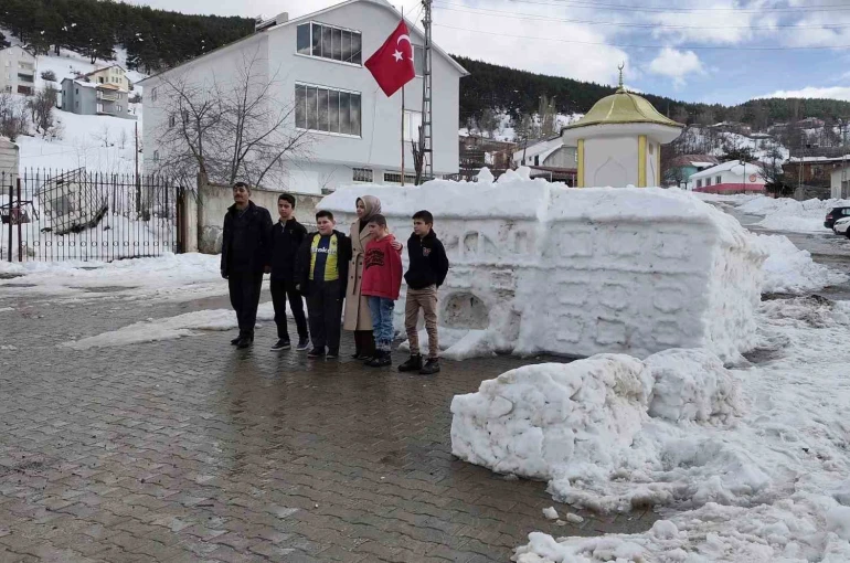 Tarihi Sivas Valiliği’nin kardan maketi ziyaretçilerini ağırlıyor 