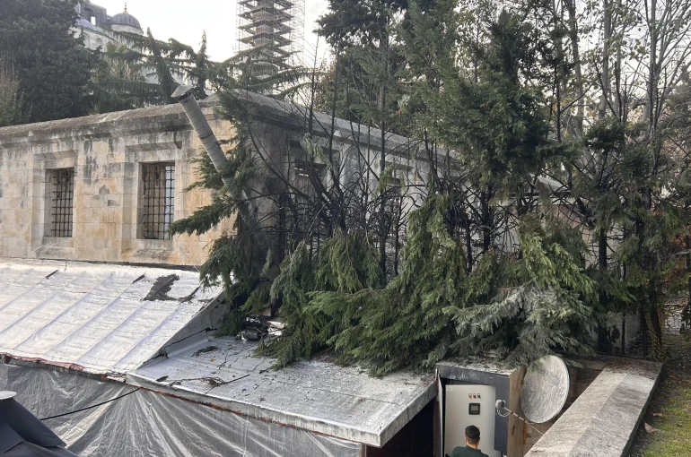 Tarihi Sultanahmet Camisi yangın tehlikesi yaşadı