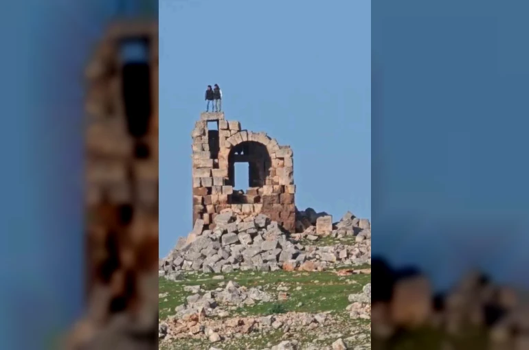 Tarihi yapıda tepki çeken halay 