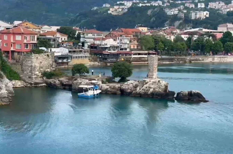 Tarihi yapıları sprey boyayla boyadılar