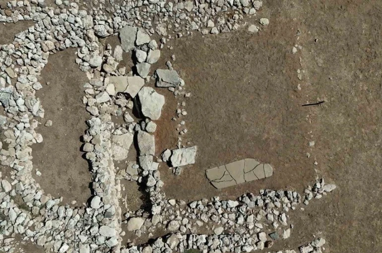 Tarihteki ilk musalla taşının bir parçası 12 bin yıllık Çayönü’ndeki Kafataslı yapıda, diğer parçası Diyarbakır Müzesi’nde sergileniyor 