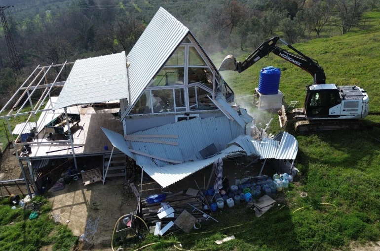 Tarım arazilerindeki tiny house’lar bir bir yıkıldı 