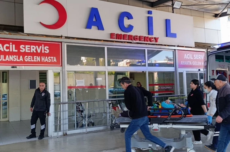 Tarım işçilerini taşıyan minibüs devrildi: 15 yaralı 