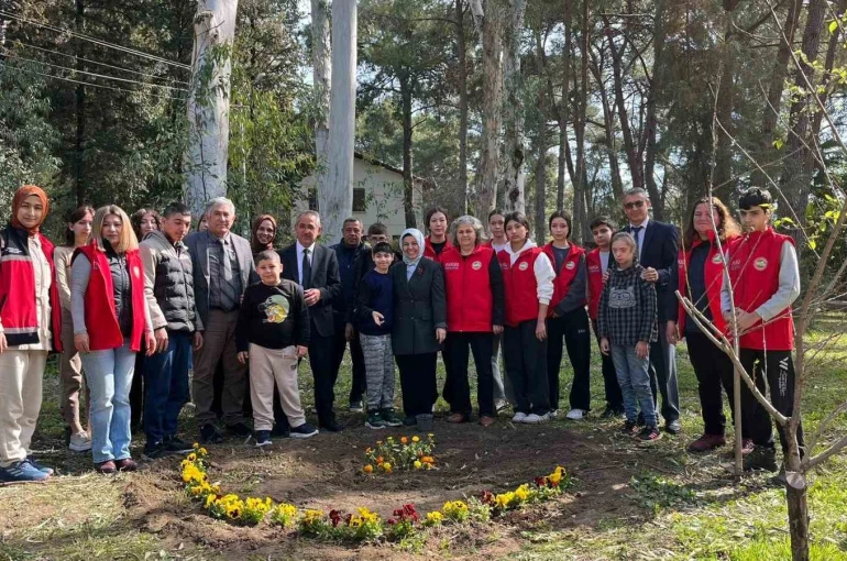 Tarım Lisesi öğrencilerinden özel eğitim okuluna çiçekli destek 