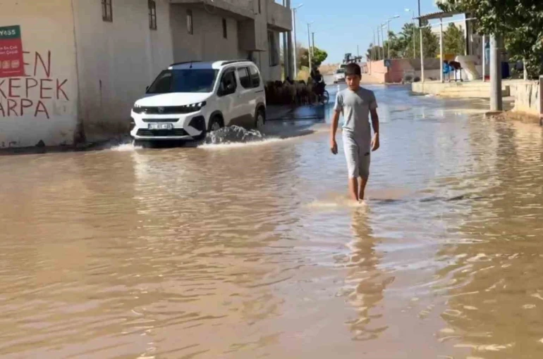 Tarımsal sulama suyu caddeleri göle çevirdi 