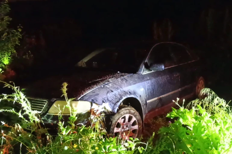 Tarlaya uçtuğu otomobilini bırakıp gitti 