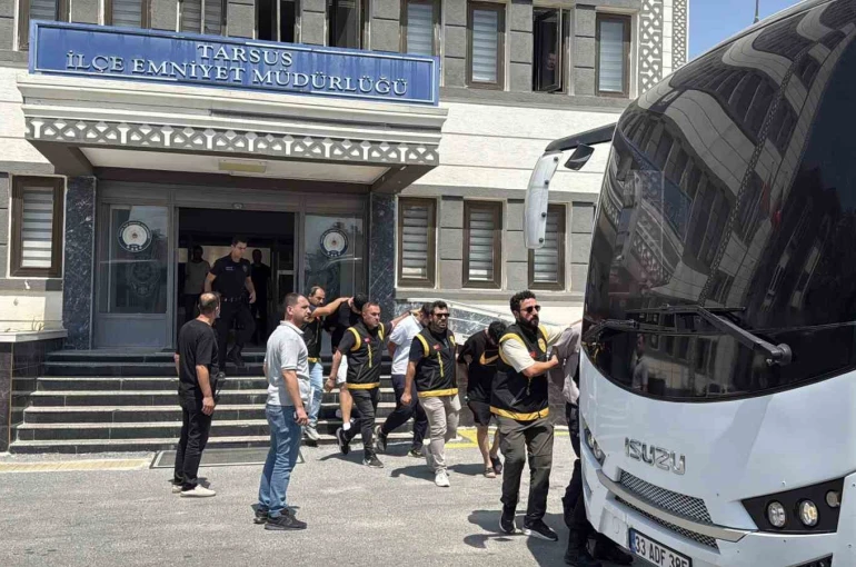 Tarsus’ta alacak verecek kavgası kanlı bitti: 2 kuzen öldü, 6 şüpheli adliyede