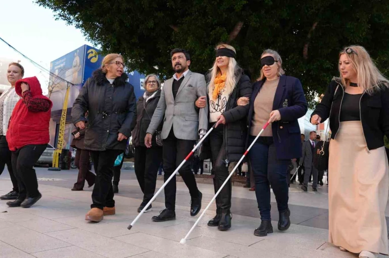 Tarsus’ta Beyaz Baston Haftası’nda farkındalık yürüyüşü 