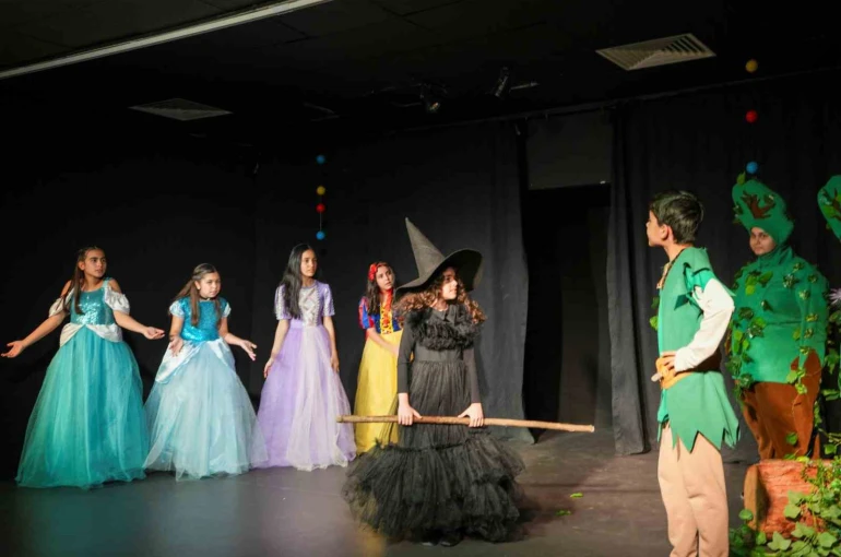 Tarsus’ta çocuklardan anlamlı tiyatro gösterisi 