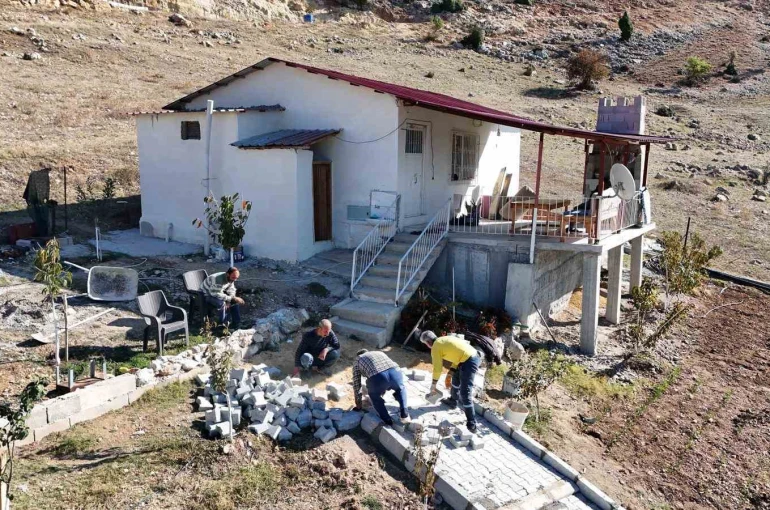 Tarsus’ta engelli bireyin güvenliği için parke çalışması yapıldı 