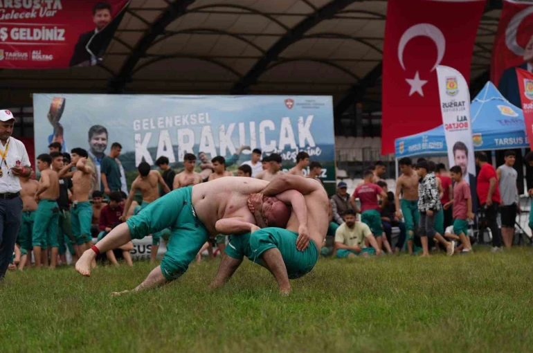 Tarsus’ta er meydanı doldu: 455 güreşçi kıyasıya mücadele etti 