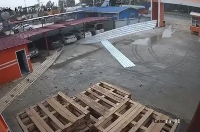 Tarsus’ta etkili olan rüzgar bir iş yerinin çatısını uçurdu 