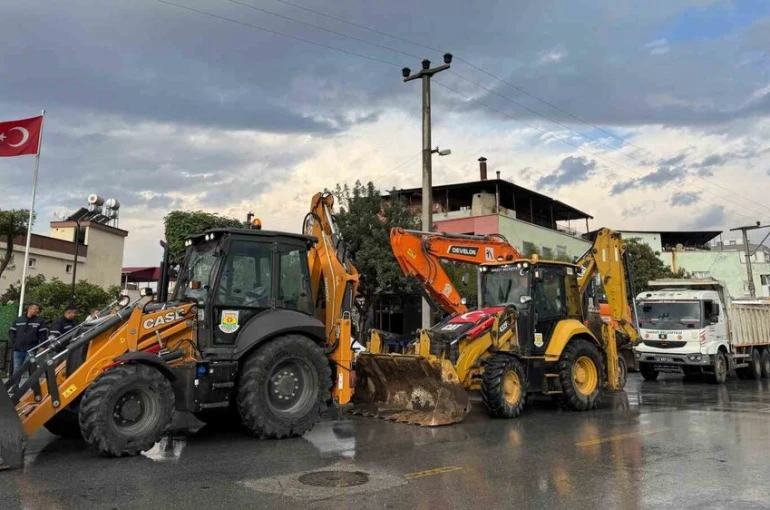 Tarsus’ta gece boyunca yağış mesaisi 