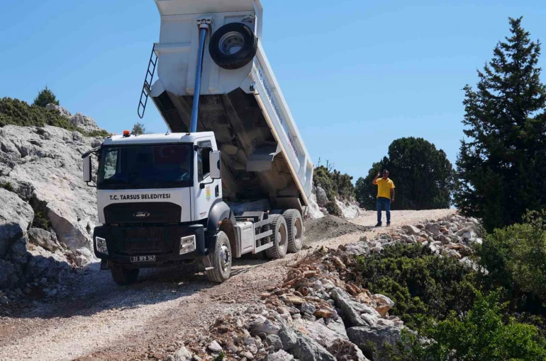 Tarsus’ta kırsal mahallelerin yol sorunu çözülüyor