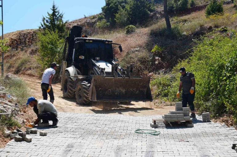 Tarsus’ta kırsal mahallelerin yolları parkeyle yenileniyor
