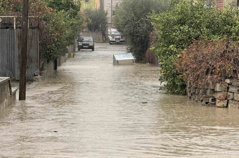 Tarsus’ta sağanak yağış etkili oluyor 