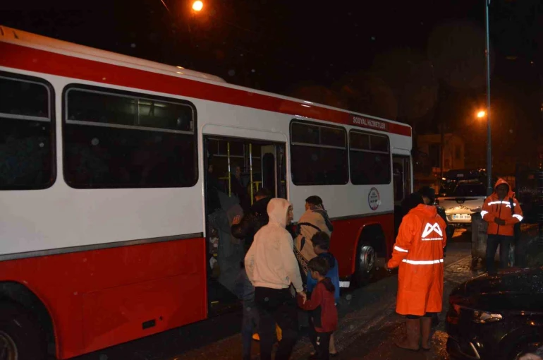 Tarsus’ta sağanak yağış sonrası selden etkilenen işçiler tahliye edildi 