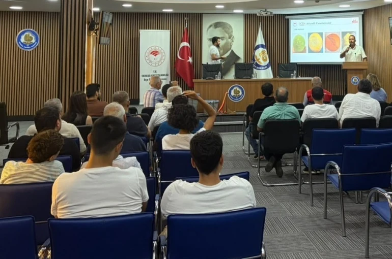 Tarsus’ta turunçgil üreticilerine doğru hasat eğitimi