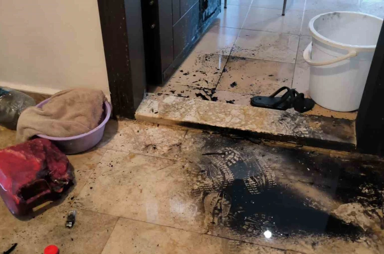 Tartıştığı eski kız arkadaşının daire kapısını benzinle ateşe verdi