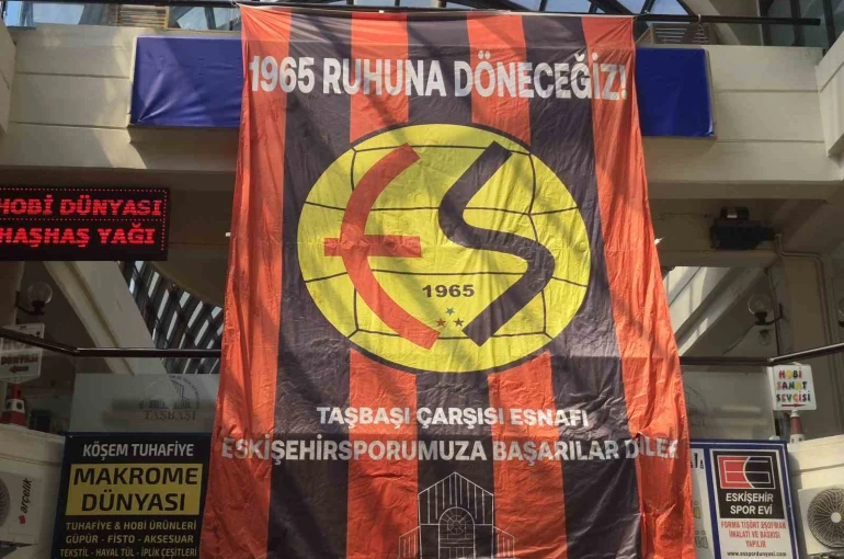 Taşbaşı esnafından Eskişehirspor’a bayraklarla destek 