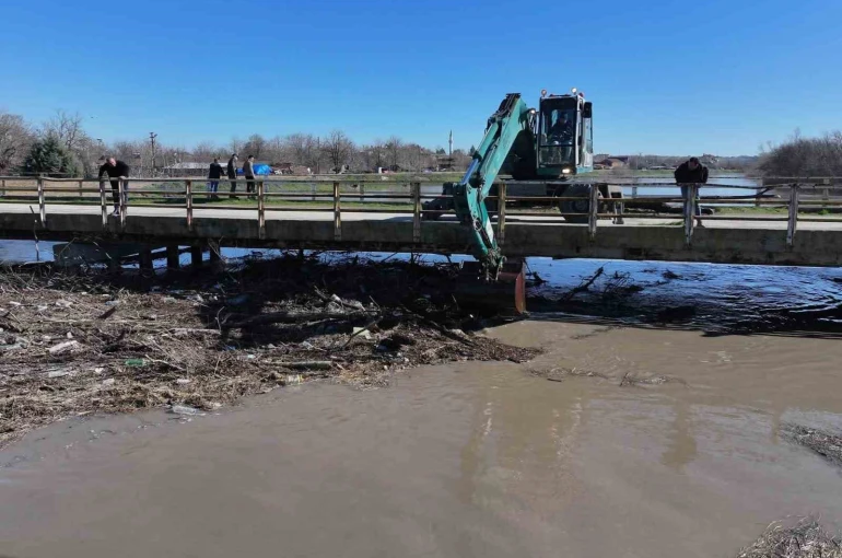 Taşkın nedeniyle kapanan tarihi köprü gözleri açılıyor 