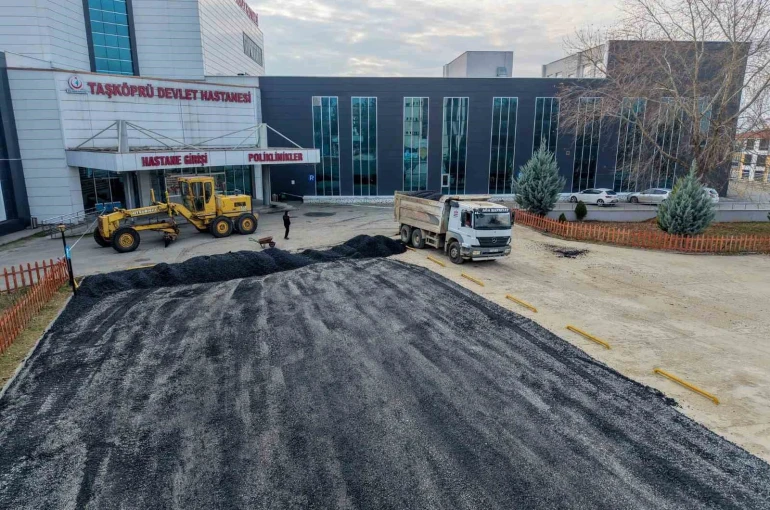 Taşköprü Belediyesi hastane otoparkını sıcak asfaltla buluşturdu 