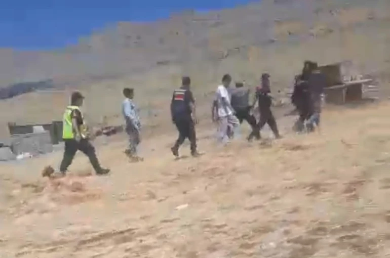 Taşlı saldırıdan kurtulmak için traktörü grubun üzerine süren şahıs tutuklandı 