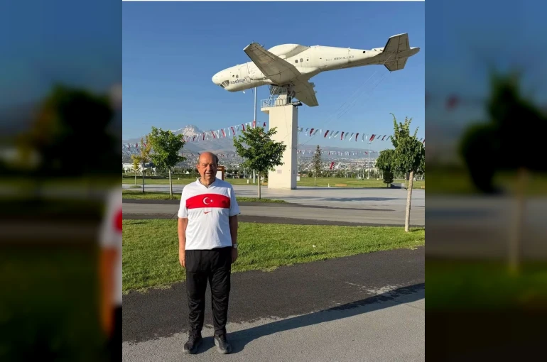 Tatar, Kıbrıs Barış Harekatı’ndan dönen uçakların indiği yerden paylaşım yaptı
