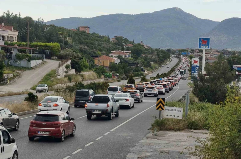 Tatilciler Muğla’ya akın etti: Araç kuyruğu 22 kilometreye ulaştı 
