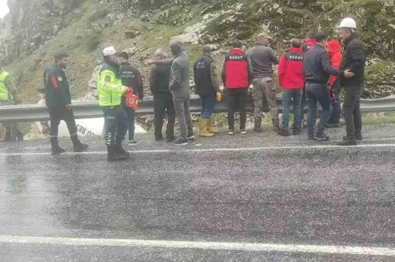 Tatvan’da beton mikseri dereye uçtu 