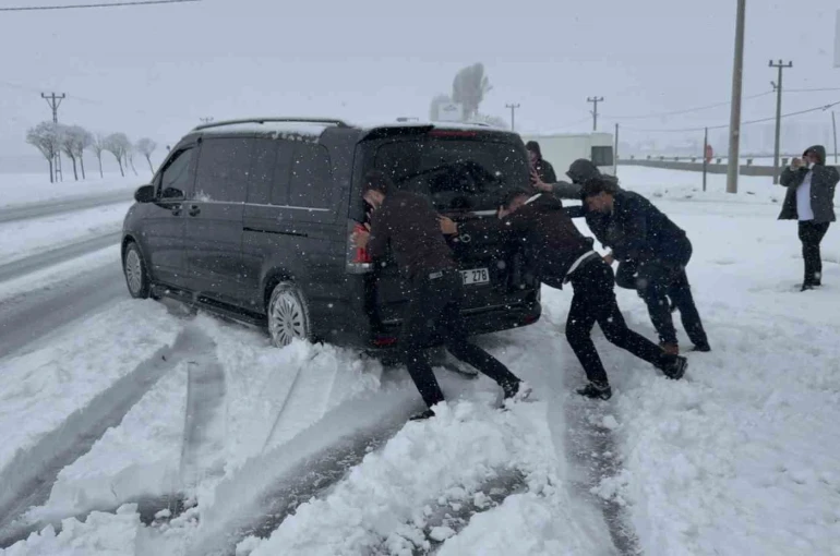 Tatvan’da nisan ayında şehir beyaza büründü 