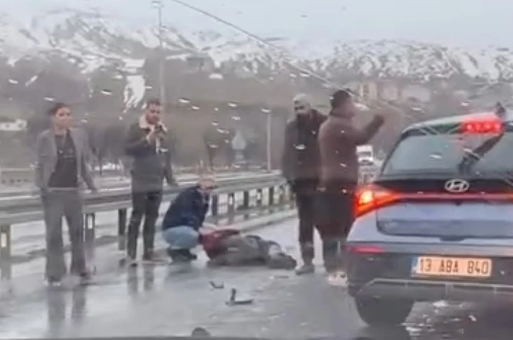 Tatvan’da otomobilin çarptığı bisiklet sürücüsü ağır yaralandı 